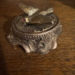 Small bird with glass eyes vide poche trinket tray